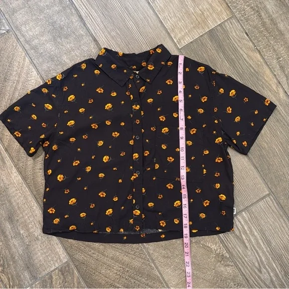 Vans Cabbie Floral Falling Poppy Shirt
Size M - Picture 11 of 14